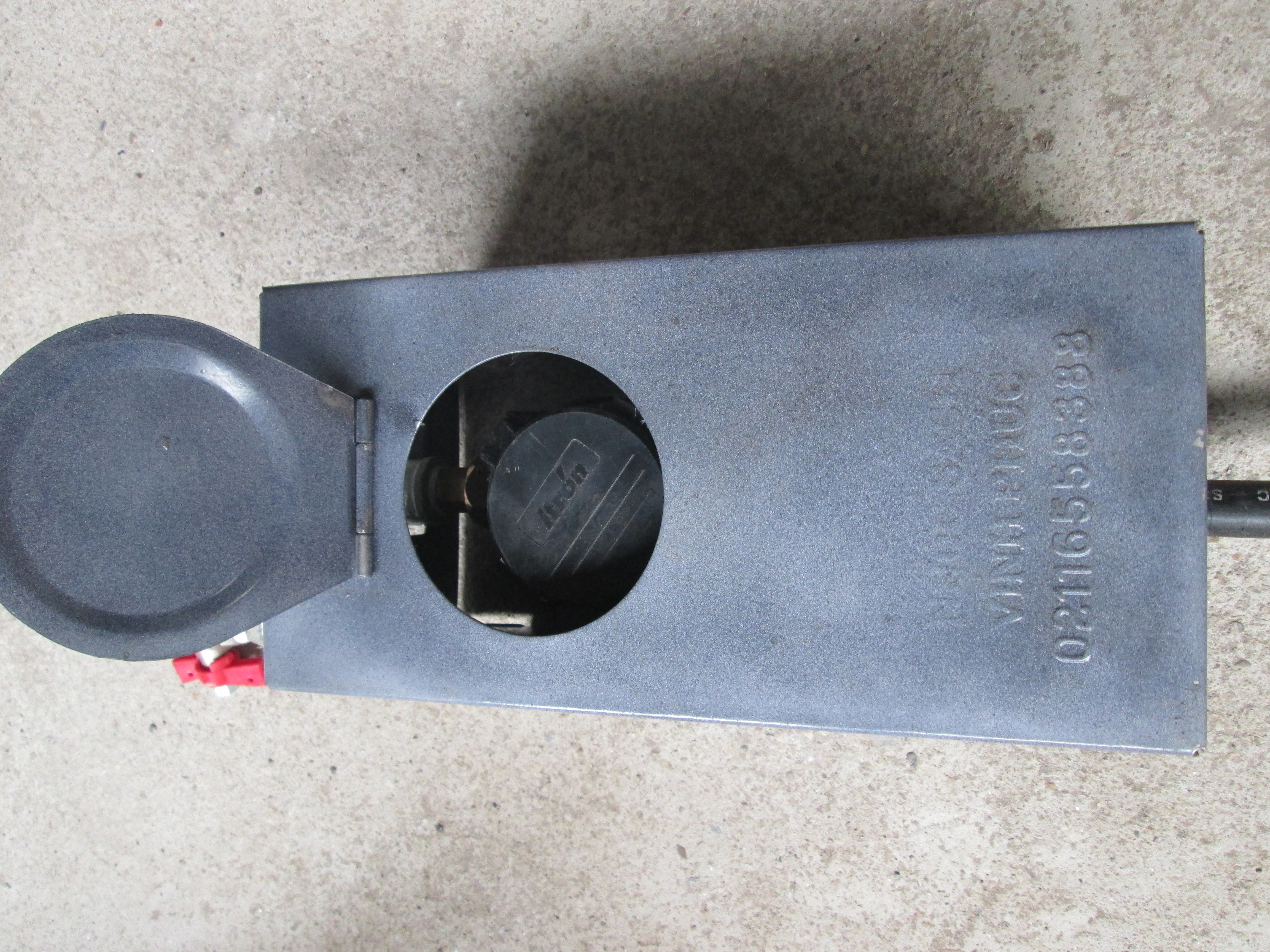 Nhận Sản Xuất Hộp Bảo Vệ Đồng hồ Nước Đột Dập Logo, Thông Tin Khách Hàng